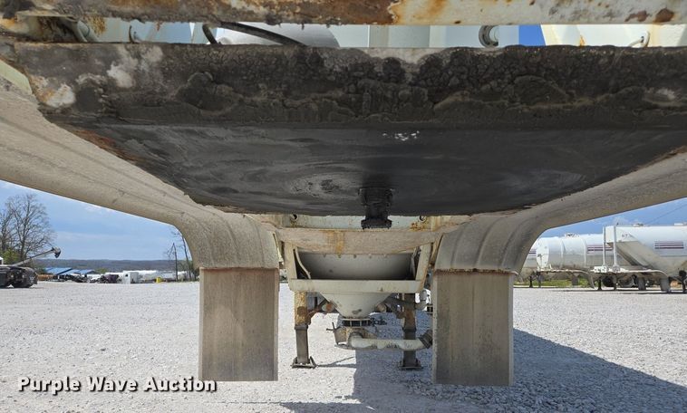 image for item EJ7437 1999 Fruehauf pneumatic dry bulk trailer