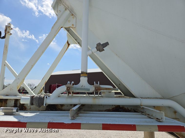 image for item EJ7437 1999 Fruehauf pneumatic dry bulk trailer