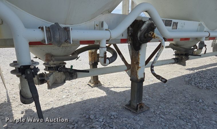 image for item EJ7437 1999 Fruehauf pneumatic dry bulk trailer