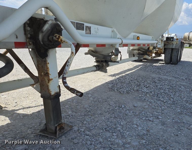 image for item EJ7437 1999 Fruehauf pneumatic dry bulk trailer