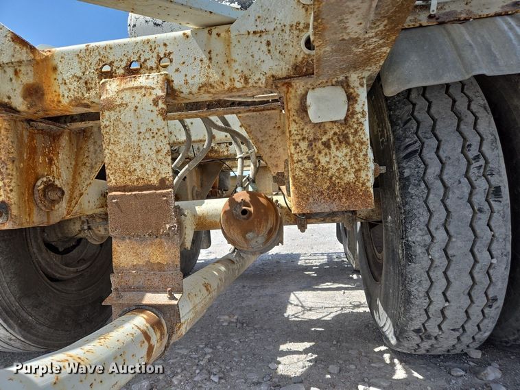 image for item EJ7437 1999 Fruehauf pneumatic dry bulk trailer