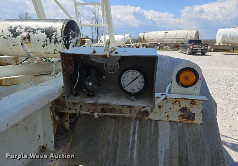 image for item EJ7437 1999 Fruehauf pneumatic dry bulk trailer