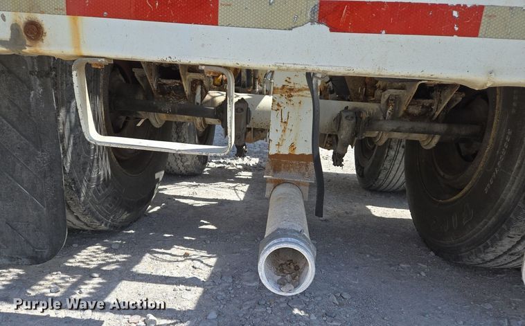 image for item EJ7437 1999 Fruehauf pneumatic dry bulk trailer