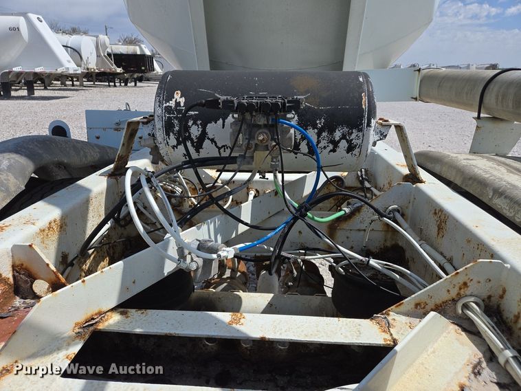 image for item EJ7437 1999 Fruehauf pneumatic dry bulk trailer