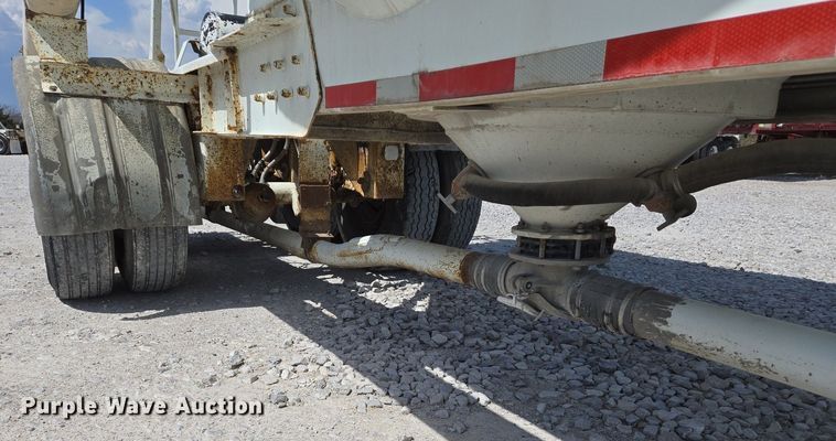 image for item EJ7437 1999 Fruehauf pneumatic dry bulk trailer