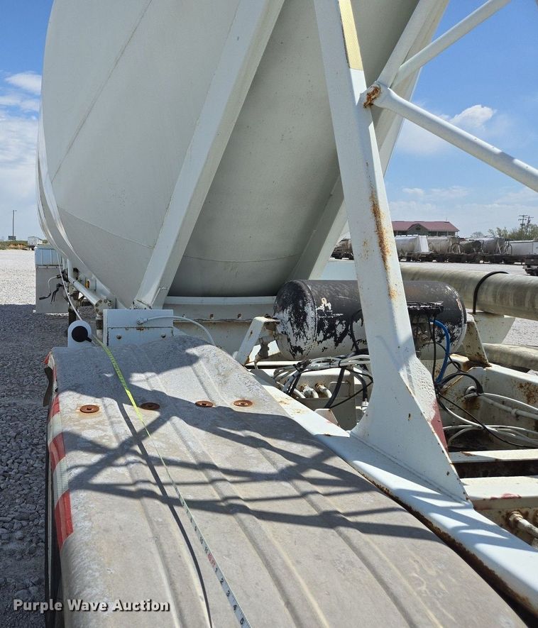 image for item EJ7437 1999 Fruehauf pneumatic dry bulk trailer