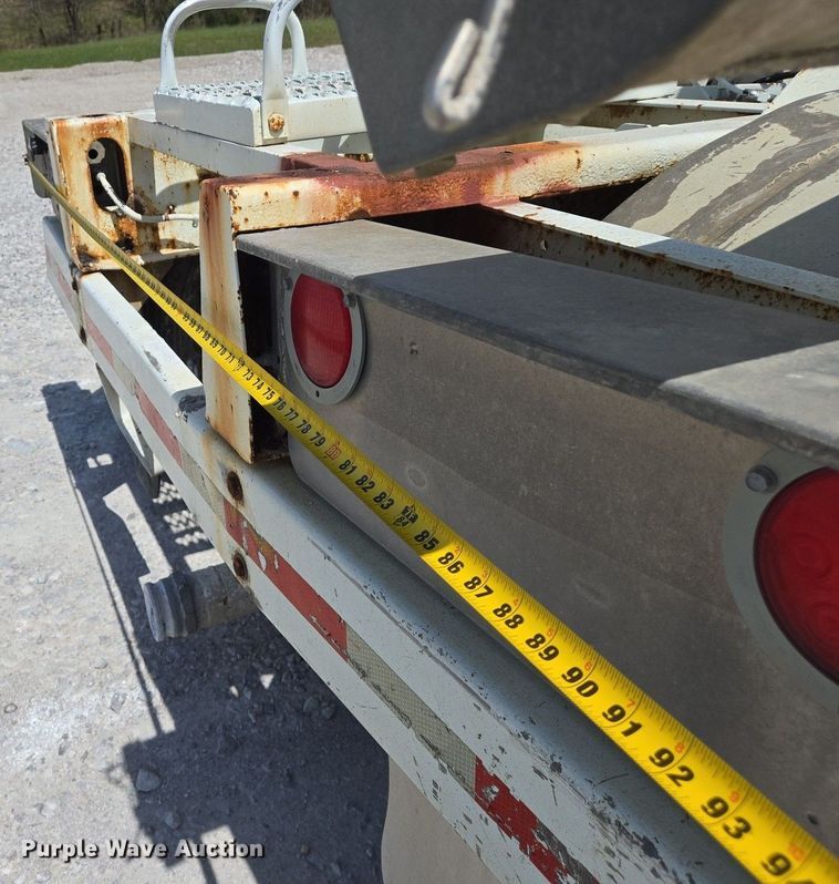 image for item EJ7437 1999 Fruehauf pneumatic dry bulk trailer