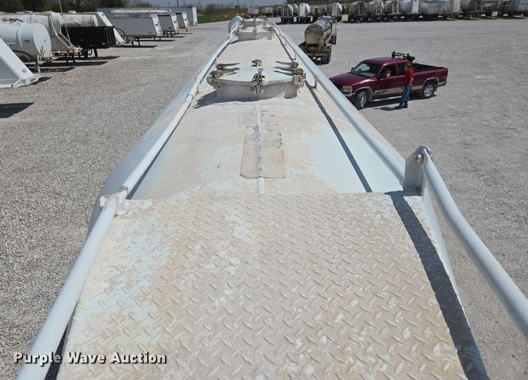 image for item EJ7437 1999 Fruehauf pneumatic dry bulk trailer