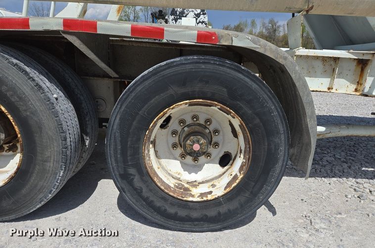 image for item EJ7437 1999 Fruehauf pneumatic dry bulk trailer