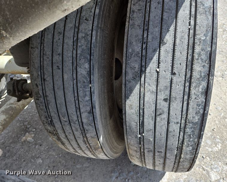 image for item EJ7437 1999 Fruehauf pneumatic dry bulk trailer