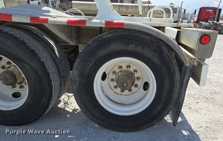 image for item EJ7437 1999 Fruehauf pneumatic dry bulk trailer