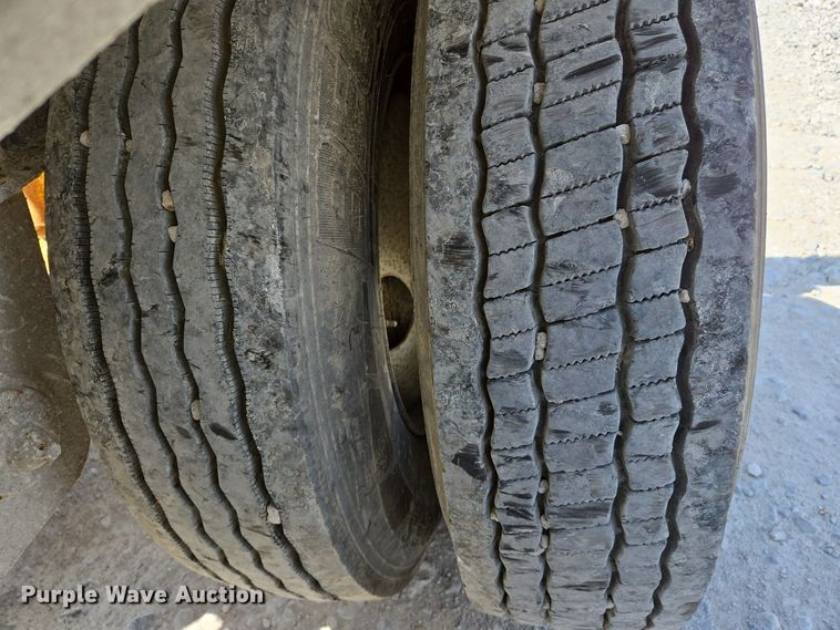 image for item EJ7437 1999 Fruehauf pneumatic dry bulk trailer