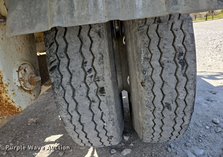 image for item EJ7437 1999 Fruehauf pneumatic dry bulk trailer