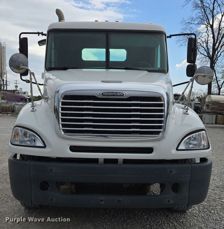 image for item EJ7439 2007 Freightliner semi truck