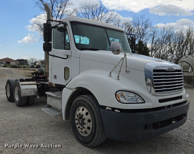 image for item EJ7439 2007 Freightliner semi truck