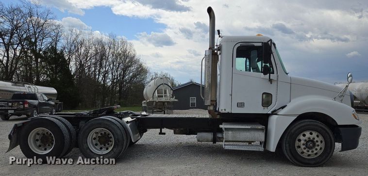 image for item EJ7439 2007 Freightliner semi truck