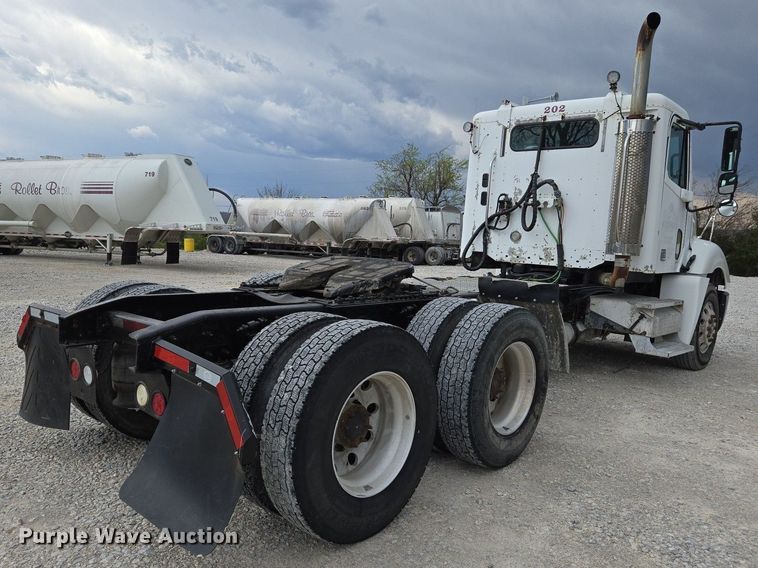 image for item EJ7439 2007 Freightliner semi truck
