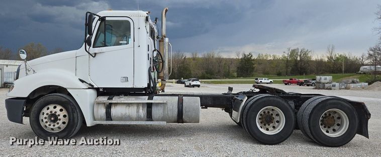 image for item EJ7439 2007 Freightliner semi truck