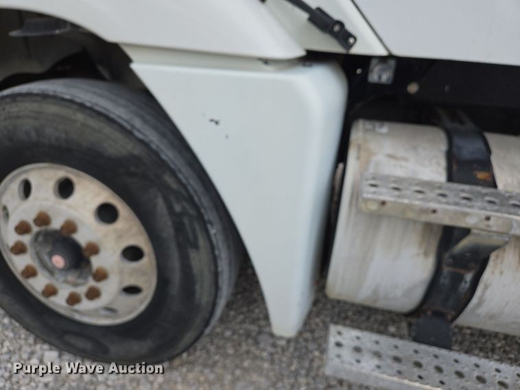 image for item EJ7439 2007 Freightliner semi truck