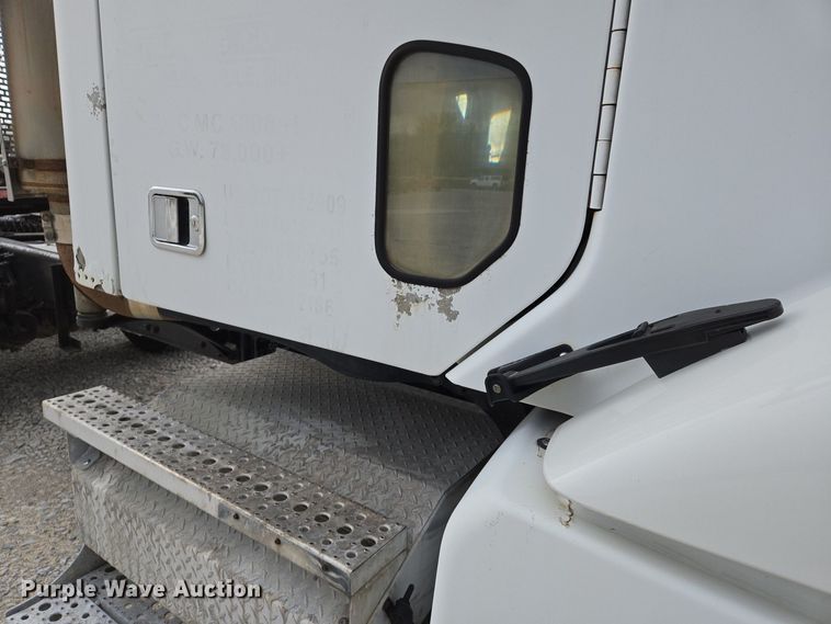 image for item EJ7439 2007 Freightliner semi truck