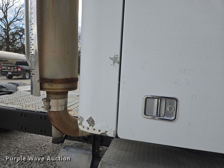 image for item EJ7439 2007 Freightliner semi truck