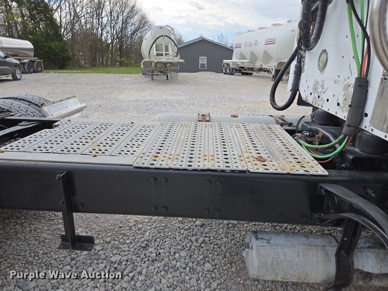 image for item EJ7439 2007 Freightliner semi truck