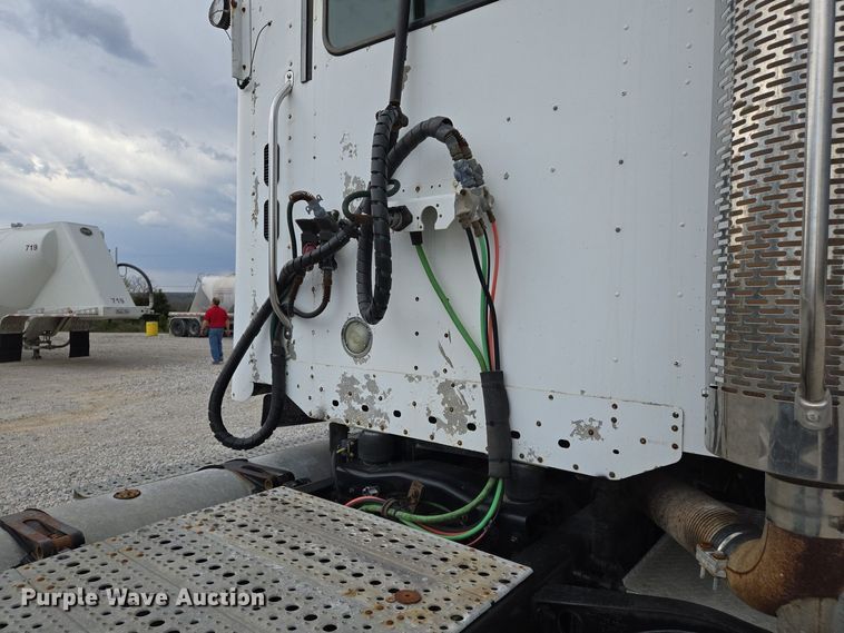 image for item EJ7439 2007 Freightliner semi truck