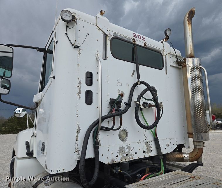 image for item EJ7439 2007 Freightliner semi truck