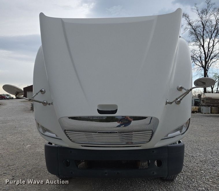 image for item EJ7439 2007 Freightliner semi truck