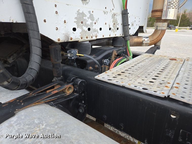 image for item EJ7439 2007 Freightliner semi truck