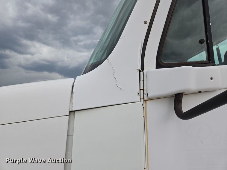 image for item EJ7439 2007 Freightliner semi truck