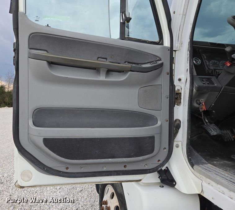 image for item EJ7439 2007 Freightliner semi truck