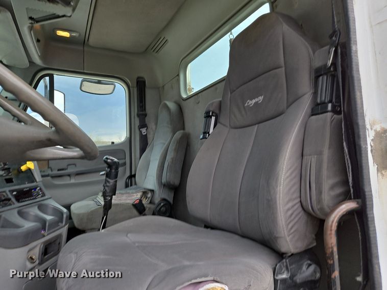 image for item EJ7439 2007 Freightliner semi truck