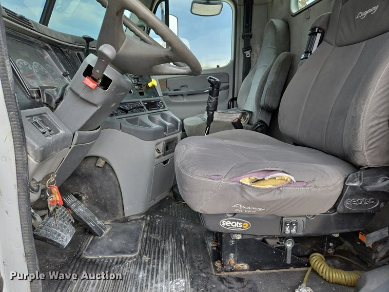 image for item EJ7439 2007 Freightliner semi truck