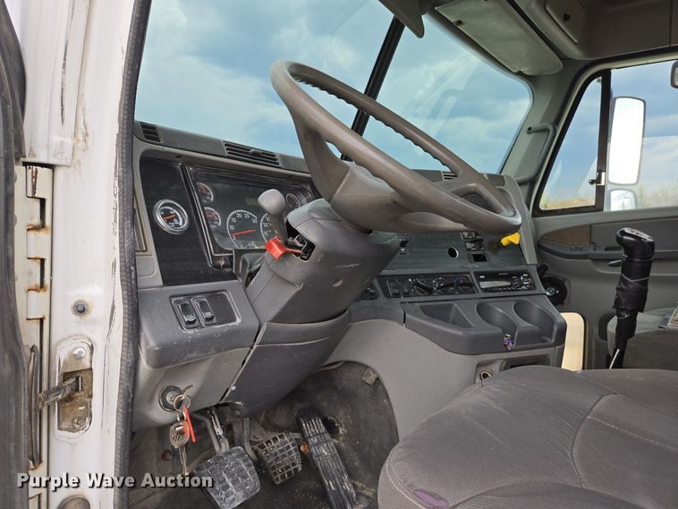 image for item EJ7439 2007 Freightliner semi truck