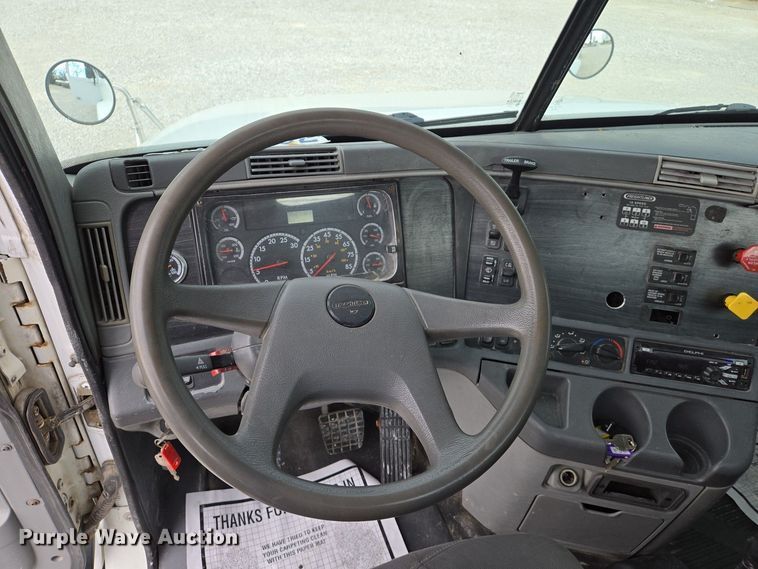 image for item EJ7439 2007 Freightliner semi truck