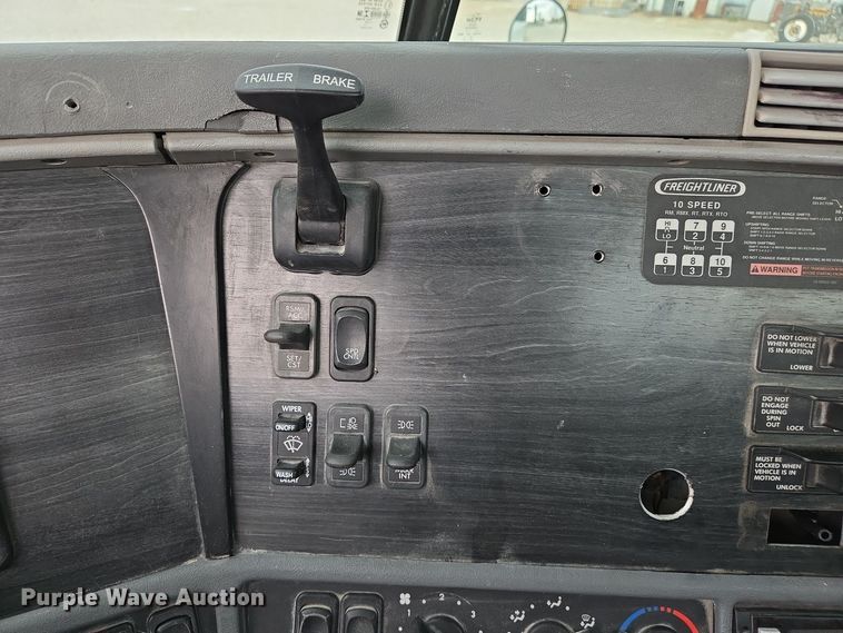 image for item EJ7439 2007 Freightliner semi truck