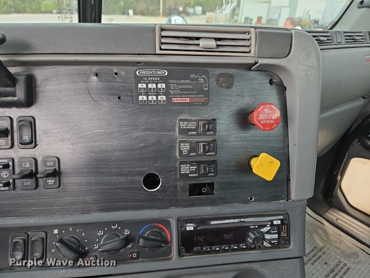 image for item EJ7439 2007 Freightliner semi truck