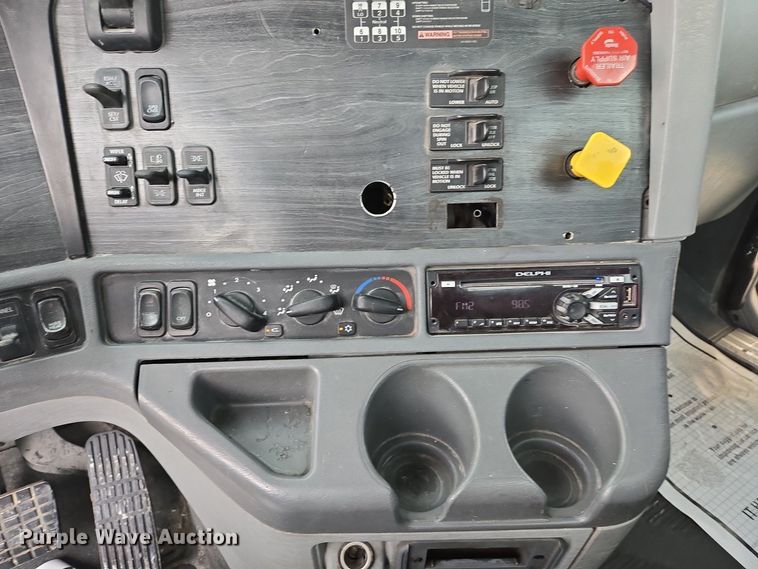 image for item EJ7439 2007 Freightliner semi truck