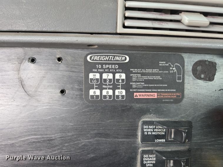 image for item EJ7439 2007 Freightliner semi truck