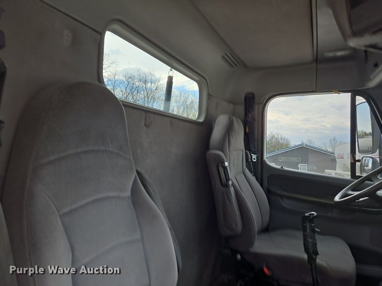 image for item EJ7439 2007 Freightliner semi truck