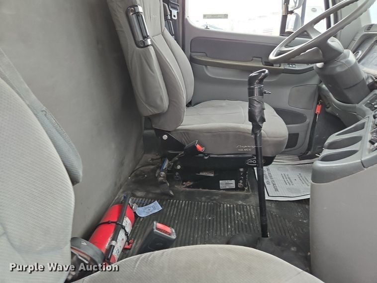 image for item EJ7439 2007 Freightliner semi truck