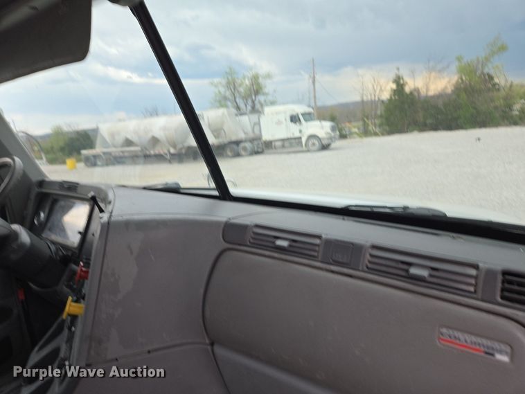 image for item EJ7439 2007 Freightliner semi truck