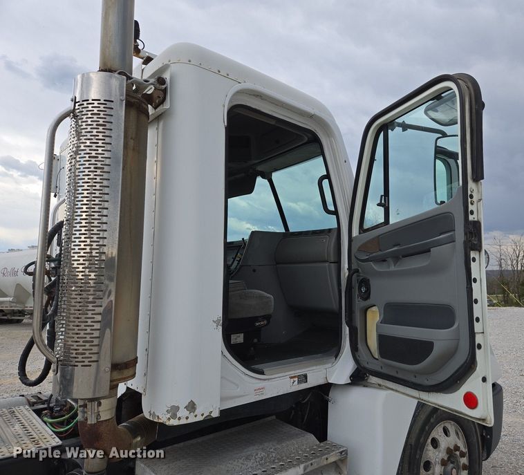 image for item EJ7439 2007 Freightliner semi truck