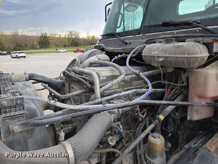 image for item EJ7439 2007 Freightliner semi truck