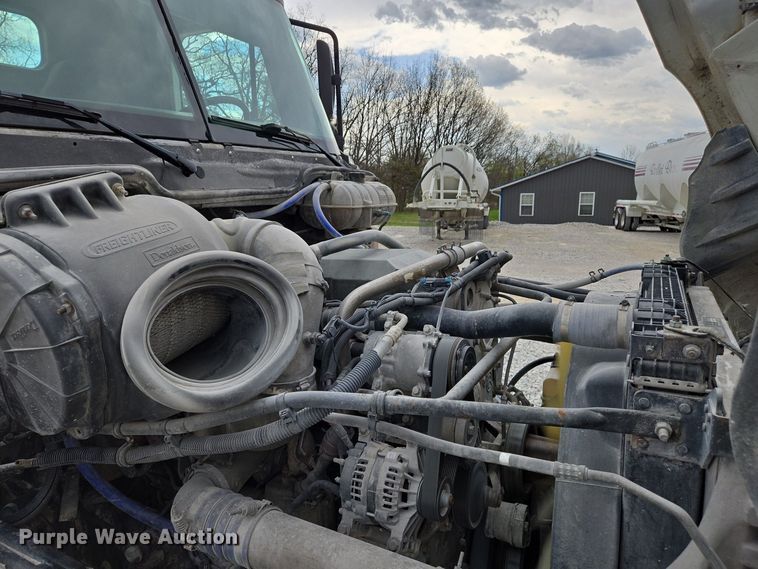 image for item EJ7439 2007 Freightliner semi truck