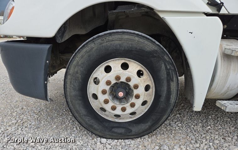 image for item EJ7439 2007 Freightliner semi truck