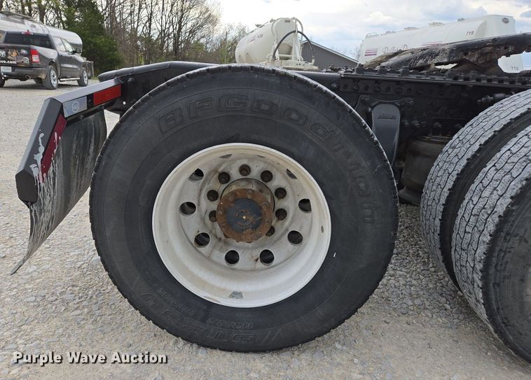 image for item EJ7439 2007 Freightliner semi truck