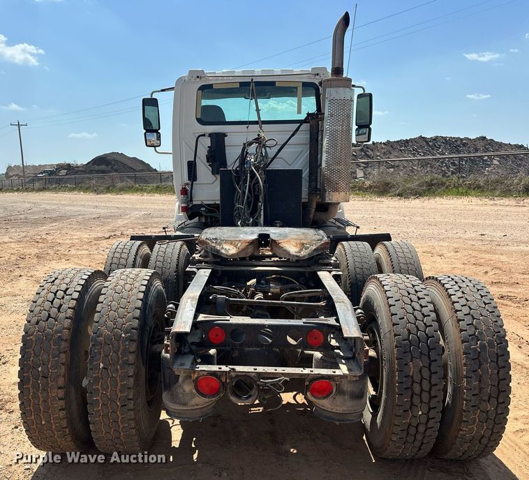 image for item EJ8633 2013 International  8600 semi truck