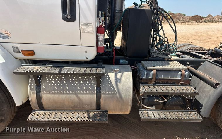 image for item EJ8633 2013 International  8600 semi truck